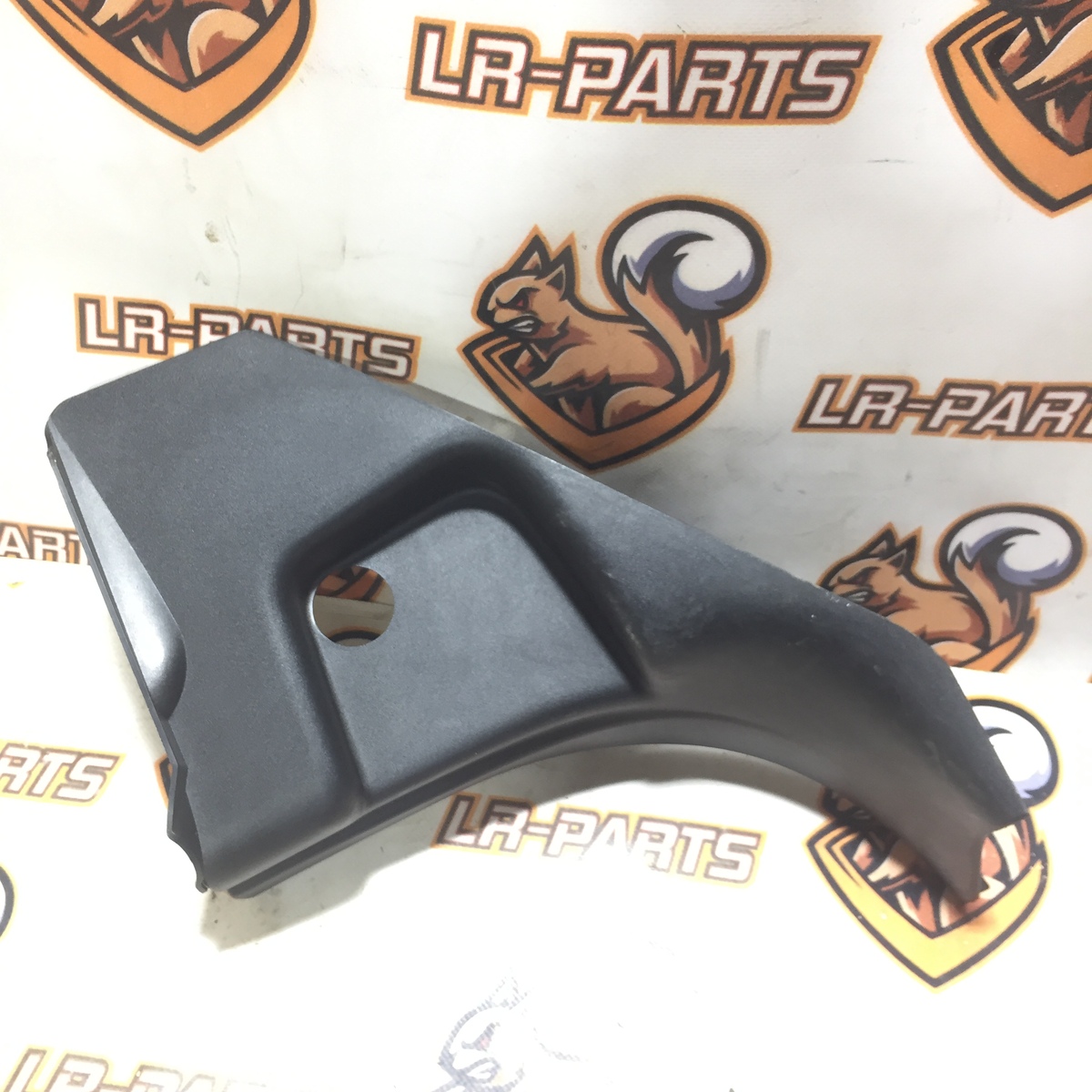 LR048067 Панель обробки стійки ліва RANGE ROVER SPORT L494 13-
